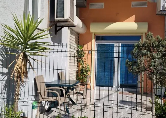 Darla's - 2 Bedroom In Apartamento Durrës